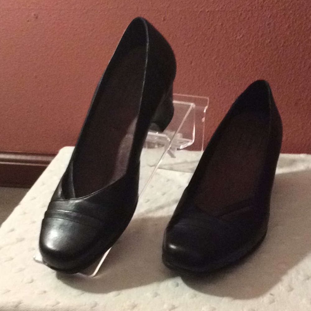 Clarck’s, Black leather low heel dress shoes #7M.